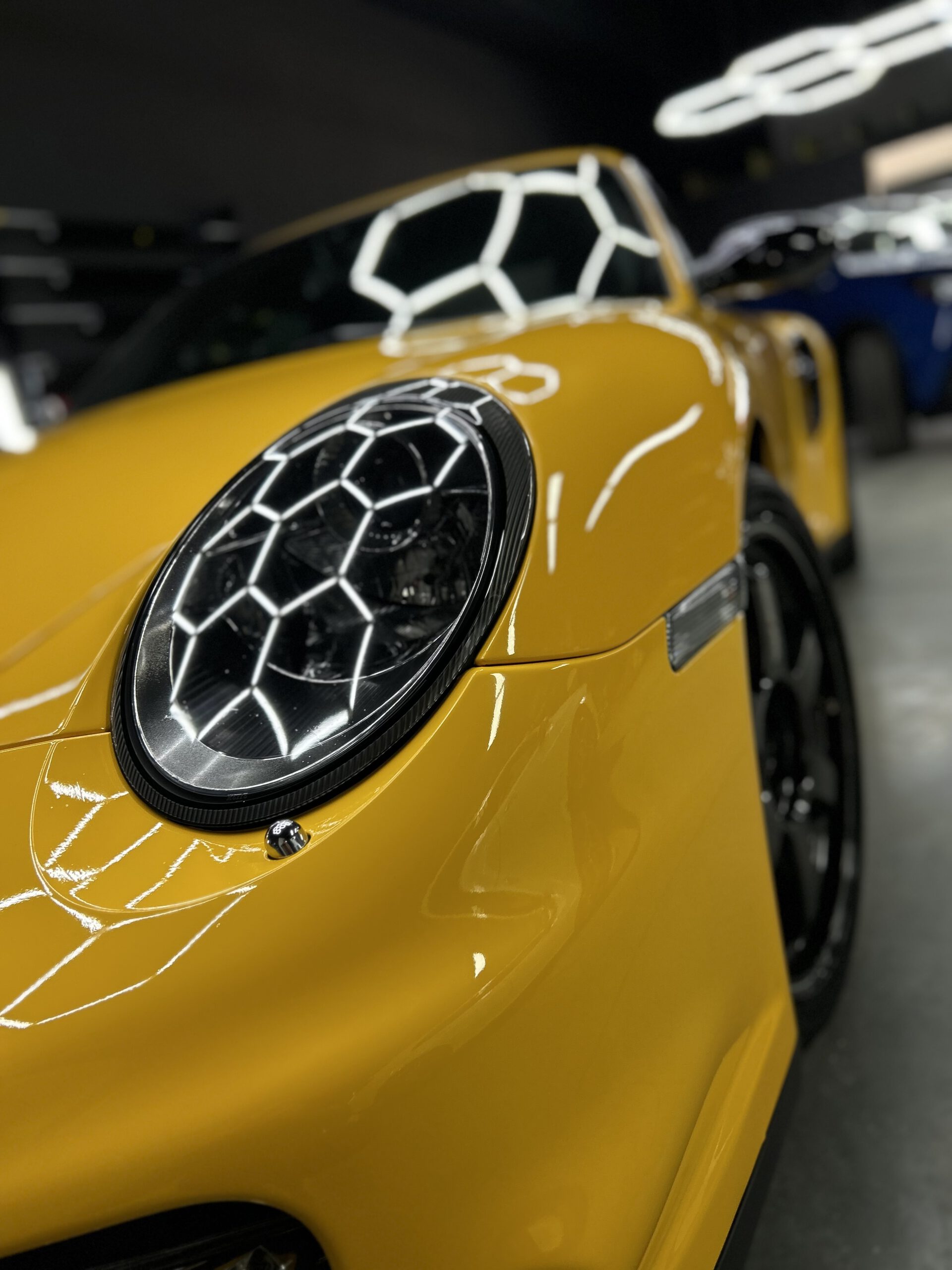 Przyciemnianie przednich oraz tylnych lamp folią PPF o delikatnym stopniu przyciemnienia